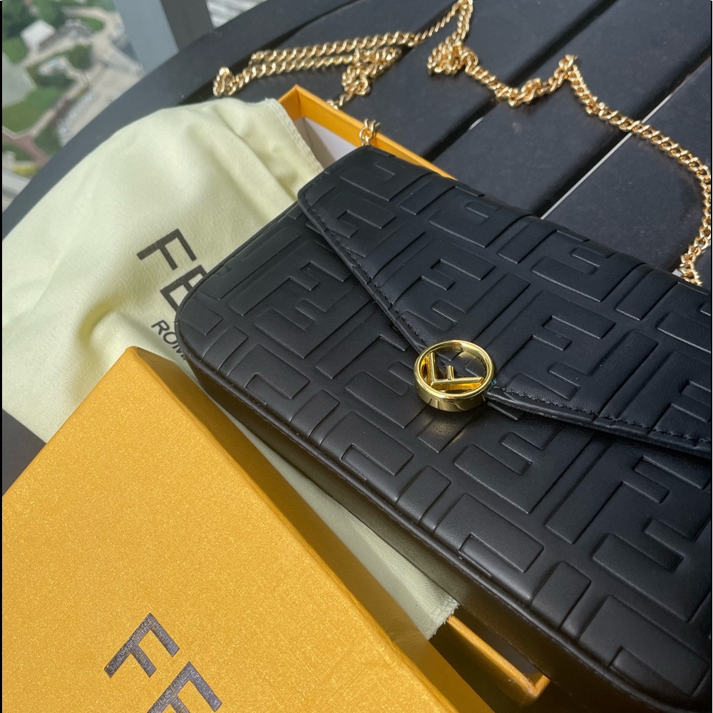 🚨FENDI CROSSBODY CHAIN PURSE W/ WALLET INSERT, BOX, DUST BAG!
